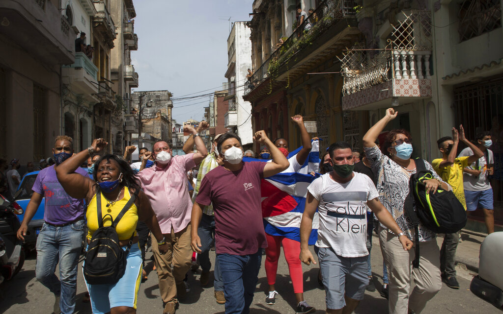 SAntigubernamentales marchan en La Habana, Cuba, como protesta. AP