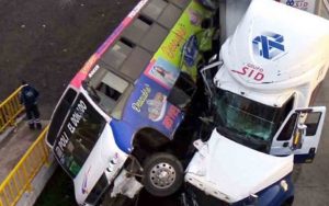 Atienden accidente en la autopista México-Queretaro