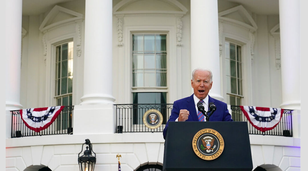 Biden da su discurso durante el Día de la Independencia en la Casa Blanca. AP
