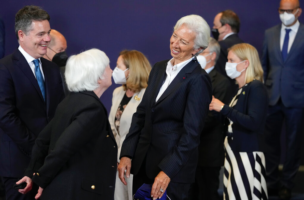 La presidenta del BCE, Christine Lagarde (centro derecha) conversa con la secretaria del Tesoro de EUA, Janet Yellen. AP