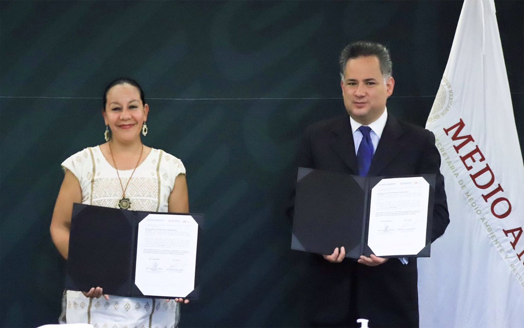 María Luisa Albores, titular de Semarnat, y Santiago Nieto Castillo, director de la UIF, firmaron el acuerdo de colaboración conjunta. ESPECIAL