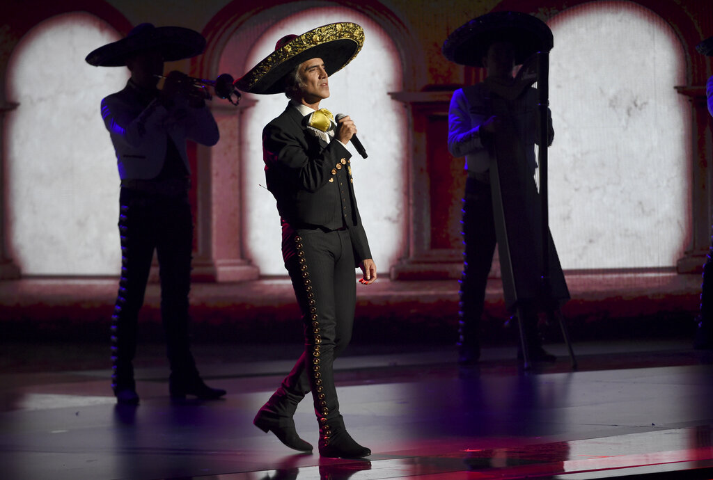 ARCHIVO - Alejandro Fernández interpreta un popurrí en la 20a edición de los Latin Grammy en Las Vegas el 14 de noviembre de 2019. Fernández lanzó la edición especial de su álbum Hecho en México el 16 de julio de 2021.​​ (Foto AP/Chris Pizzello, archivo)