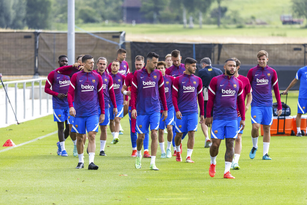 Jugadores del club Barcelona inician su entrenamiento para su duelo con el Stuttgart en Donaueschingen, en el sur de Alemania, el viernes 30 de julio de 2021. (Philipp von Ditfurth/dpa vía AP)