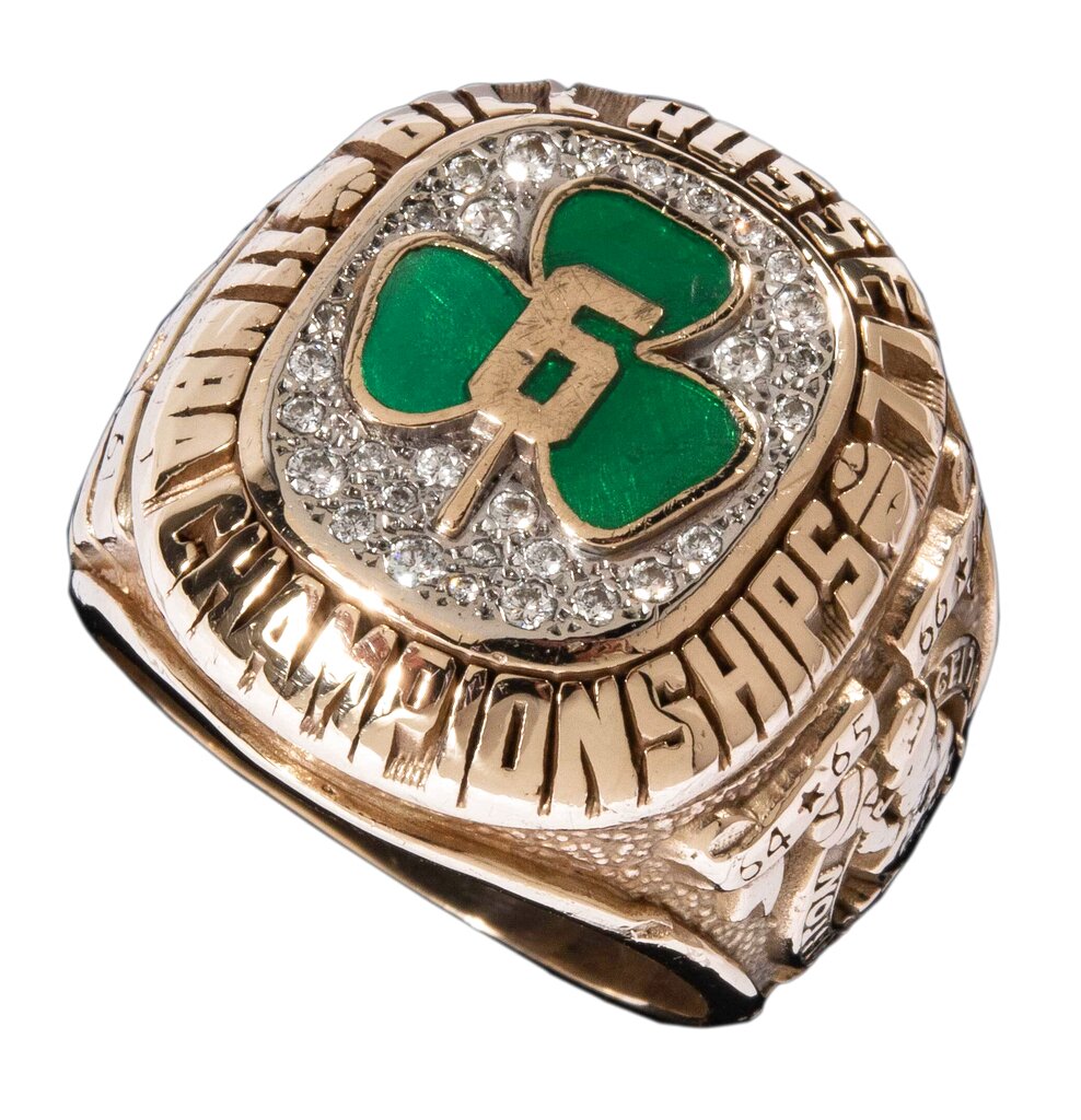En una imagen proporcionada por la casa de subastas Hunt Auctions muestra un anillo de campeonato de la NBA que obtuvo con los Celtics de Boston Bill Russell, quien fue jugador y entrenador del equipo. (Mike Freeberg/Hunt Auctions vía AP)