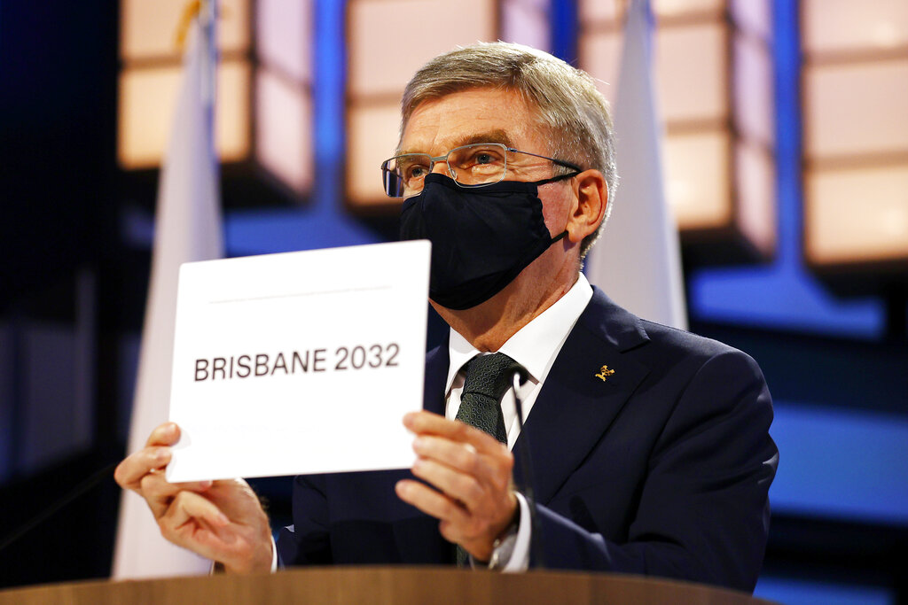 El presidente del COI Thomas Bach anuncia a Brisbane como la sede de los Juegos Olímpicos de 2032 durante la sesión del Comité Olímpico Internacional, el miércoles 21 de julio de 2021, en Tokio. (Toru Hanai/Pool Foto vía AP)
