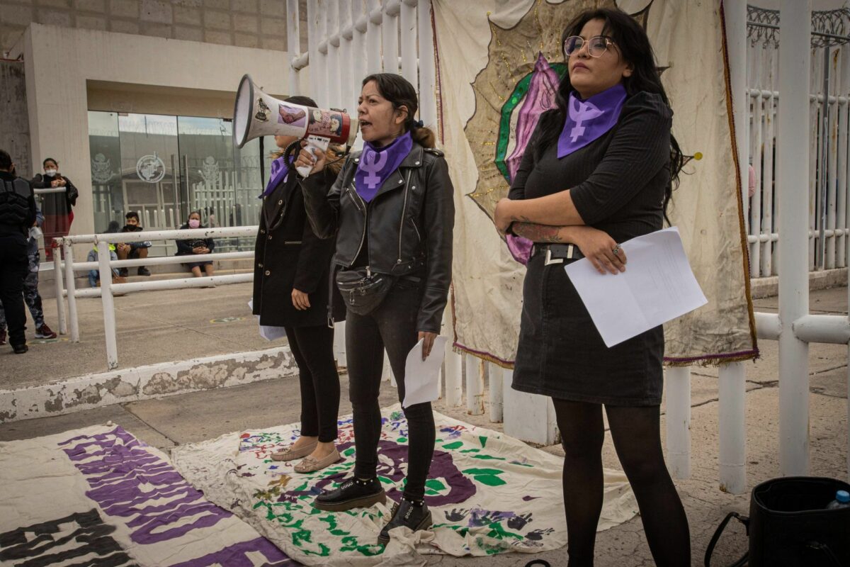 QUERÉTARO, QUERÉTARO, 22JULIO2021.- Activistas protestaron en las puertas del Centro de Readaptación Social de San José El Alto, en la capital del estado, en el marco de la audiencia que se lleva acabo en contra de las activistas que participaron en la movilización del día de la Mujer el pasado marzo. A las mujeres, se les acusa de daños en la maqueta escultórica de la Alameda Hidalgo.  Las activistas que se presentaron por la mañana en el CERESO denunciaron además que previo a su protesta fueron acosadas telefónicamente además de que hicieron del conocimiento que un “extraño” incendio en su espacio quemó sus herramientas de trabajo.
FOTO: DEMIÁN CHÁVEZ/CUARTOSCURO.COM