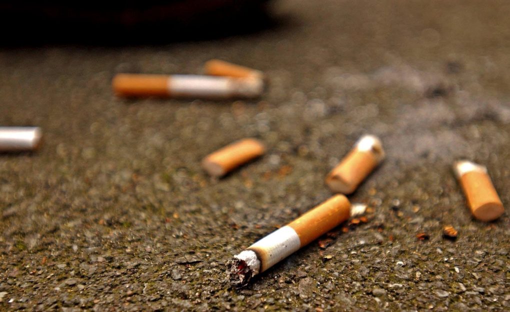 Piden sanción por tirar colillas de cigarro / Foto: Especial 
