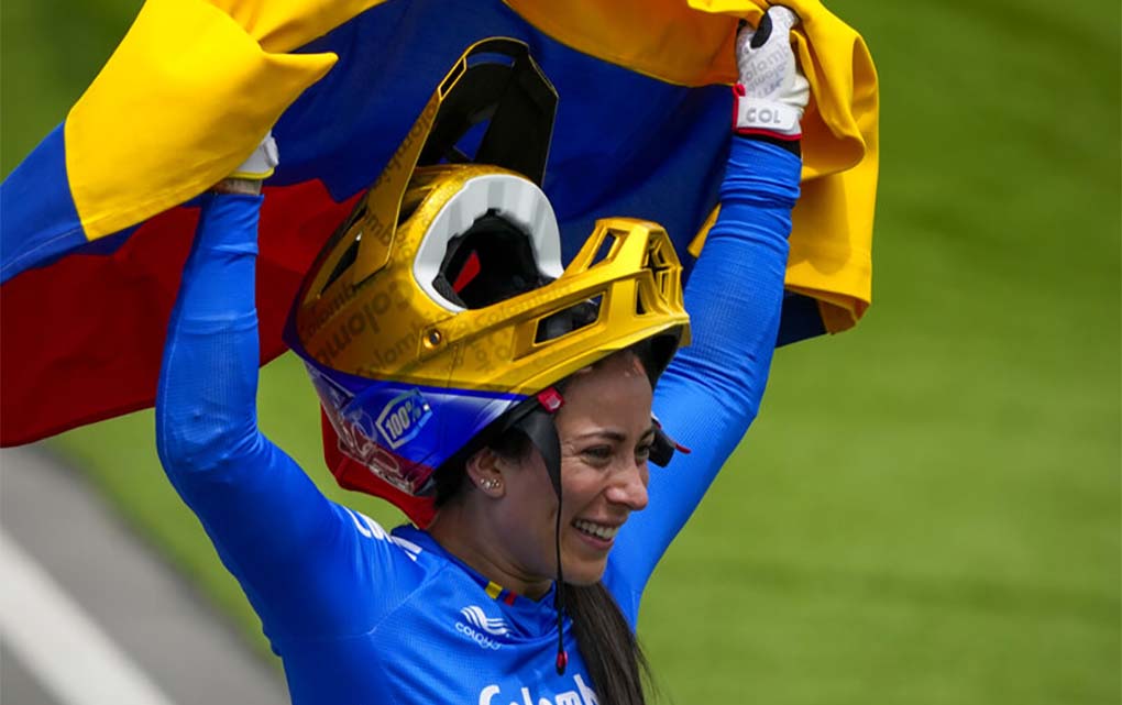 La colombiana Mariana Pajón celebra tras ganar una medalla de plata en la carrera de BMX de los Juegos Olímpicos de Tokio, el viernes 30 de julio de 2021. (AP Foto/Ben Curtis)