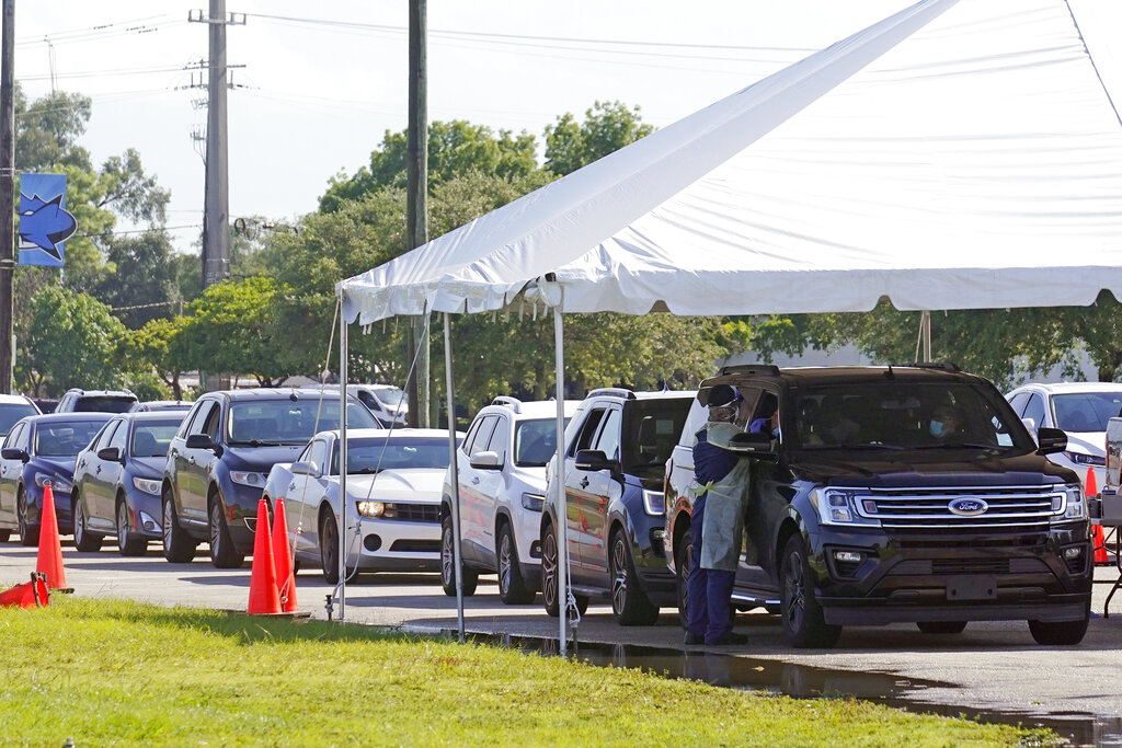 Automóviles hacen fila en el sitio de pruebas diagnósticas de COVID-19 en las instalaciones de la universidad Miami Dade College North, el jueves 29 de julio de 2021, en Miami. (AP Foto/Marta Lavandier)