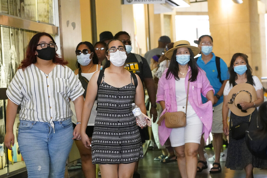 En esta imagen del 1 de julio de 2021, visitantes portan mascarillas al caminar por una zona comercial en el sector de Hollywood, en Los Ángeles. (AP Foto/Marcio José Sánchez, archivo)