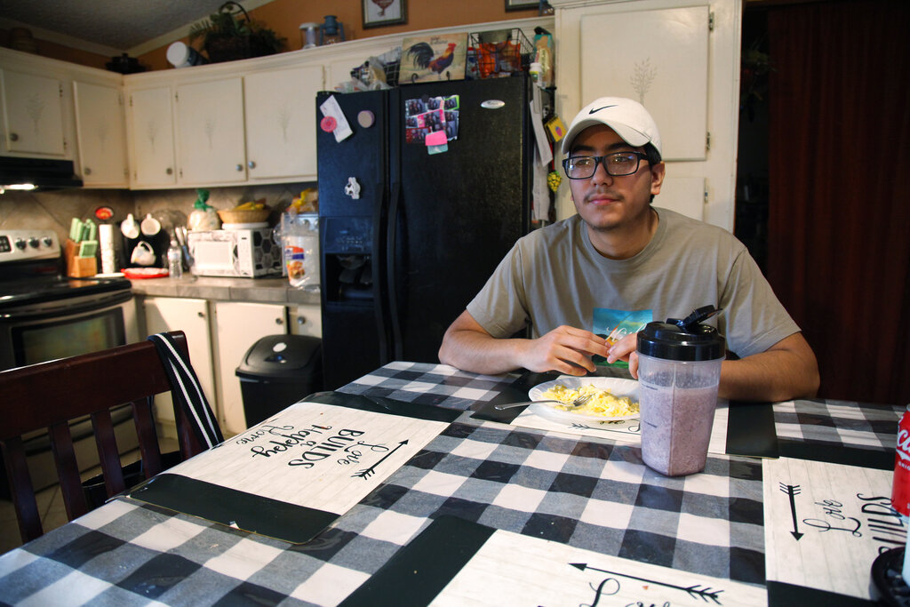Samuel Alfaro fotografiado durante una entrevista en su casa de Houston el 23 de julio del 2021. Alfaro vio frustrada su ilusión de acogerse al programa DACA cuando un juez declaró que el programa era ilegal. (AP Photo/John L. Mone)