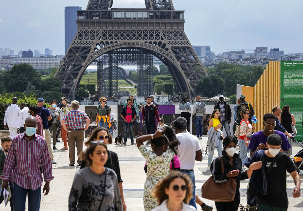 Unas personas caminan en la Plaza Trocadero cerca de la Torre Eiffel en París, el lunes 26 de julio de 2021. (AP Foto/Michel Euler)