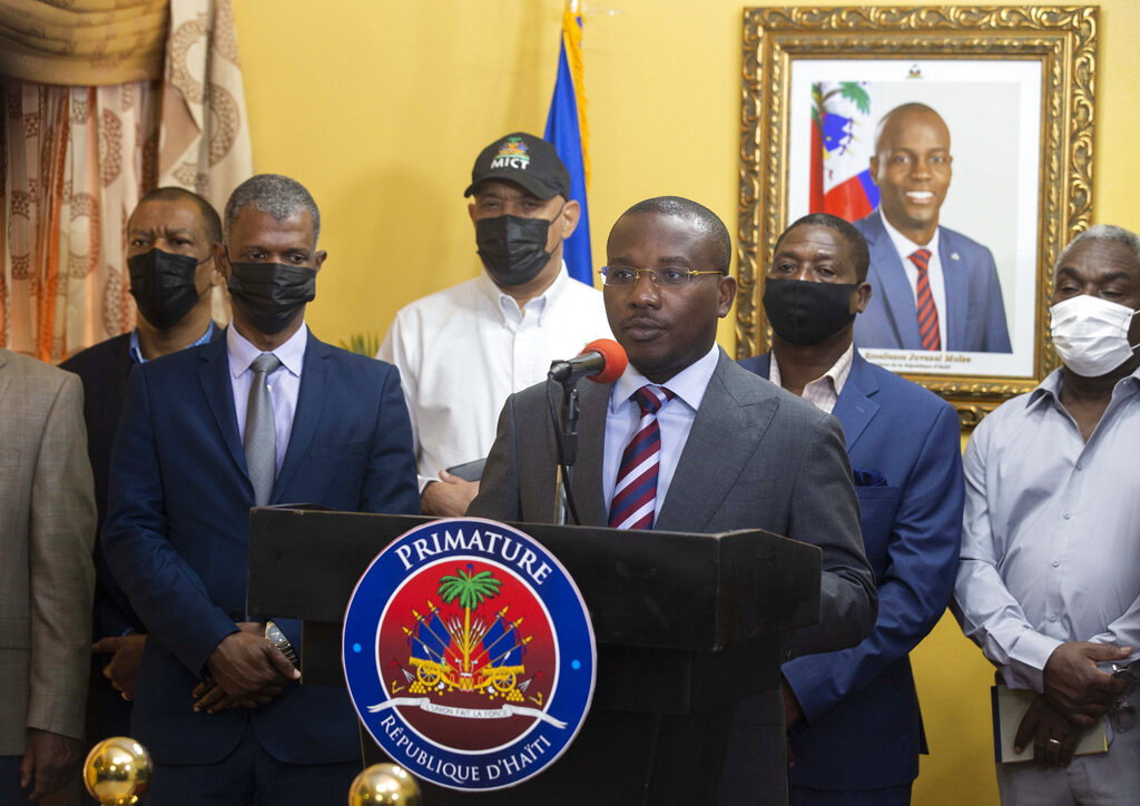 El primer ministro interino Claude Joseph habla el jueves 8 de julio de 2021 en una conferencia de prensa en su residencia en Puerto Príncipe, Haití. (AP Foto/Joseph Odelyn)