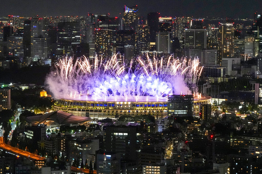 Fuegos artificiales iluminan el Estadio Nacional durante la ceremonia de apertura de los Juegos Olímpicos de Tokio, el viernes 23 de julio de 2021. (AP Foto/Kiichiro Sato)