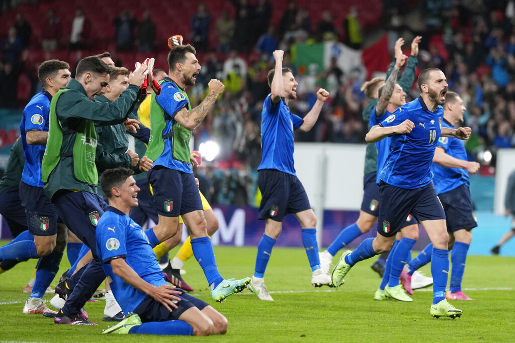 Los jugadores de Italia celebran tas vencer a España por penales en la semifinal de la Euro 2020, el martes 6 de julio de 2021. (AP Foto/Frank Augstein, Pool)