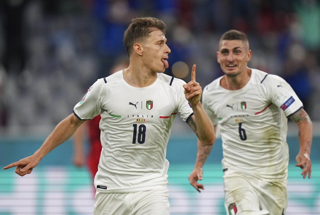 Nicolo Barella (izquierda) y Marco Verratti celebran el primer gol de Italia en la victoria 2-1 ante Bélgica en la Euro 2020, el viernes 2 de julio de 2021, en Múnich. (AP Foto/Matthias Schrader, Pool)