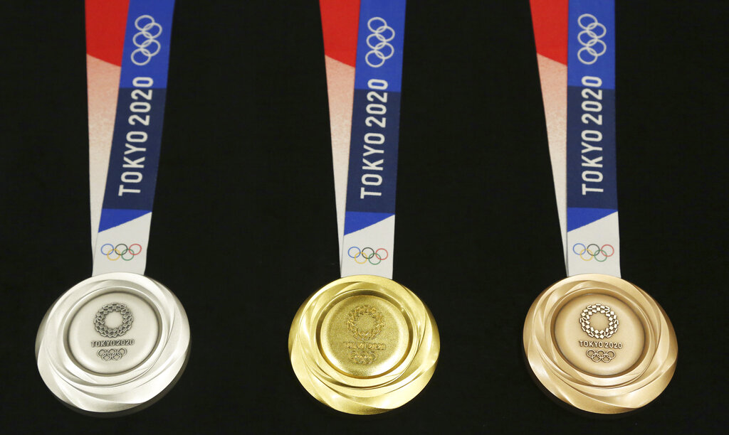 ARCHIVO - En esta foto el 24 de julio de 2019, las medallas de los Juegos Olímpicos de Tokio 2020 son exhibidas. (AP Foto/Koji Sasahara, archivo)