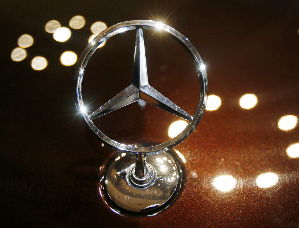 ARCHIVO - En esta foto del 5 de febrero de 2015 se ve el logo de Mercedes durante la conferencia anual de Daimler AG en Stuttgart, Alemania. (AP Foto/Michael Probst)