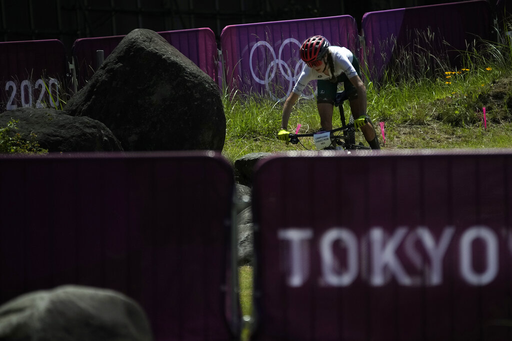 La mexicana Daniela Campuzano durante un entrenamiento de ciclomontañismo de los Juegos Olímpicos de Tokio, el viernes 23 de julio de 2021, en Izu. (AP Foto/Christophe Ena)