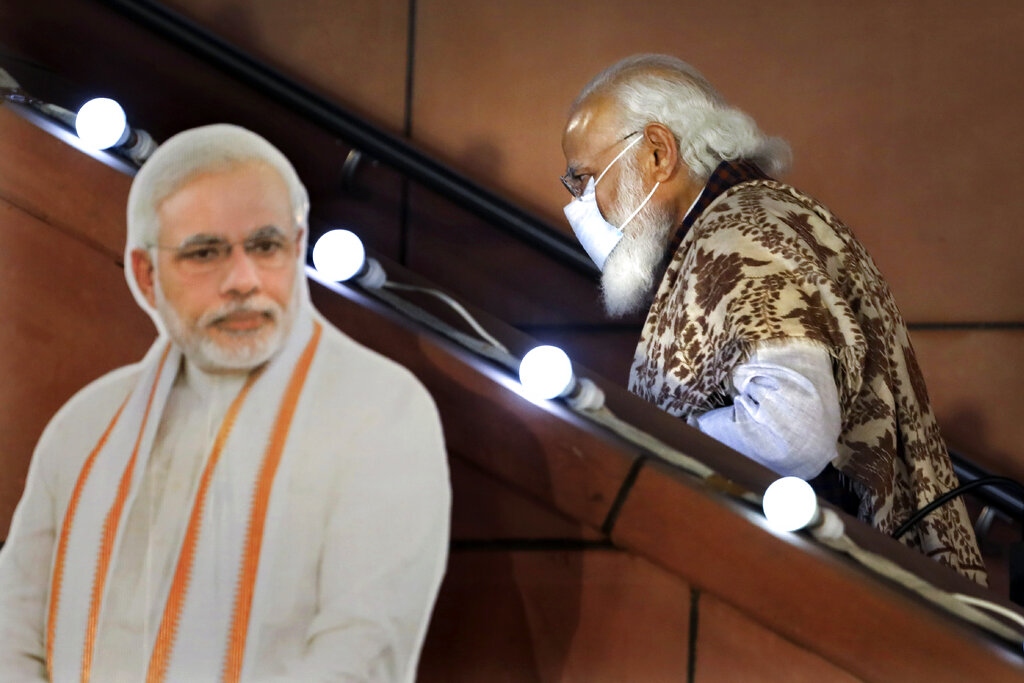 El primer ministro indio Narendra Modi saliendo de las oficinas del Partido Bharatiya Janata, el 11 de noviembre de 2020. (AP Foto/Manish Swarup, File)
