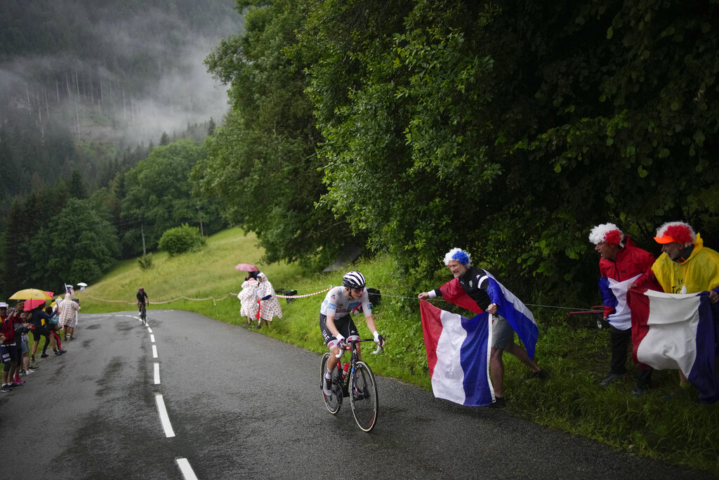 Tadej Pogacar asciende al Col de la Colombiere durante la octava etapa del Tour de Francia, el sábado 3 e julio de 2021. (AP Foto/Christophe Ena)