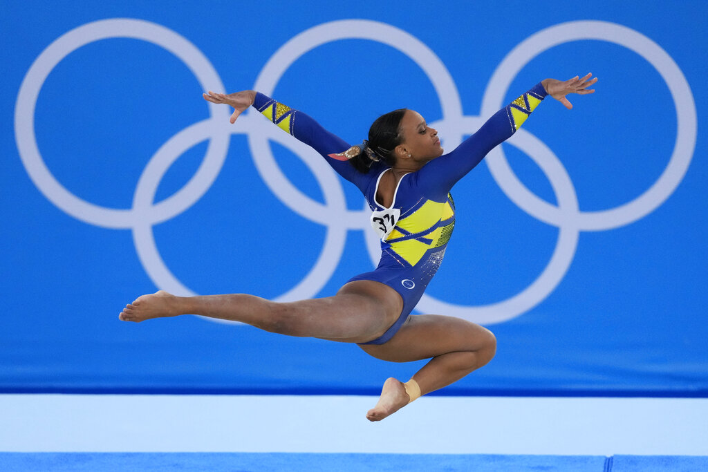 La gimnasta brasileña Rebeca Andrade en su ejercicio de suelo en la final del programa completo individual en los Juegos de Tokio, el 29 de julio de 2021, en Tokio. (AP Foto/Ashley Landis)
