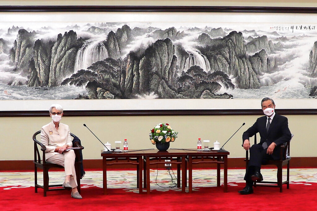 En esta fotografía proporcionada por el Departamento de Estado de Estados Unidos, la secretaria de Estado, Wendy Sherman (izquierda) y el ministro de Relaciones Exteriores de China, Wang Yi, se sientan juntos en Tianjín, China. (Departamento de Estado de Estados Unidos vía AP)