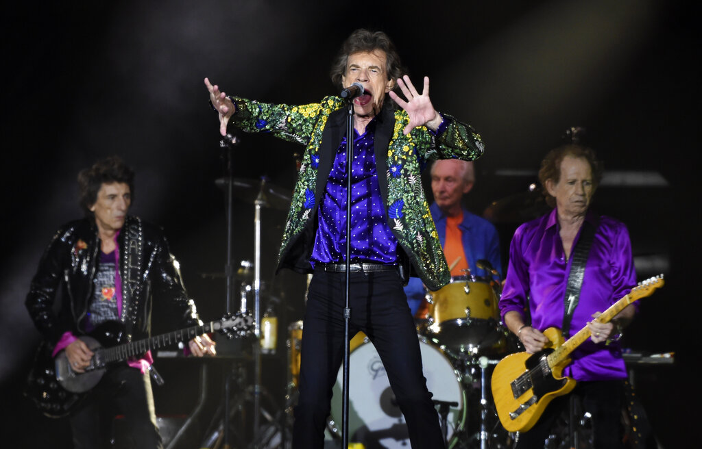ARCHIVO - En esta foto del 22 de agosto de 2019, Mick Jagger, en el centro, y sus compañeros de los Rolling Stones Ron Wood, Charlie Watts y Keith Richards, de izquierda a derecha, durante un concierto de la banda en el Rose Bowl en Pasadena, California. (Foto por Chris Pizzello/Invision/AP, Archivo)