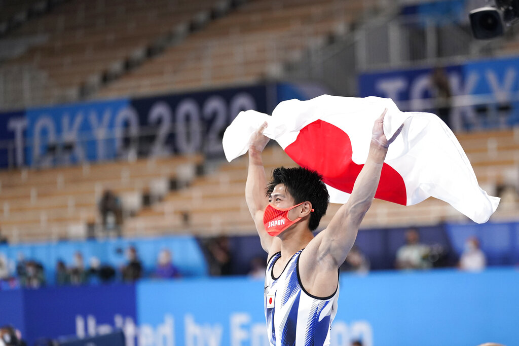 El gimnasta japonés Daiki Hashimoto celebra su oro en la final individual de gimnasia de Tokio 2020, el 28 de julio de 2021, en Tokio. (AP Foto/Ashley Landis)