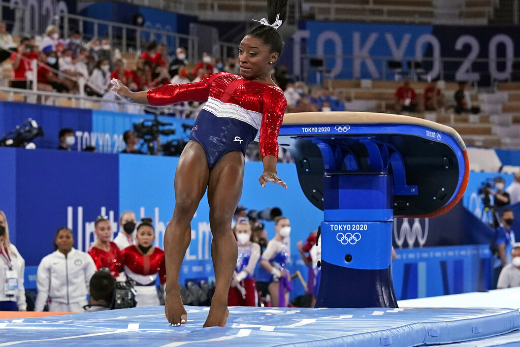 La estadounidense Simone Biles aterriza durante su rutina en el potro del concurso de equipos de la gimnasia artística de los Juegos Olímpicos de Tokio, el martes 27 de julio de 2021. (AP Foto/Gregory Bull)
