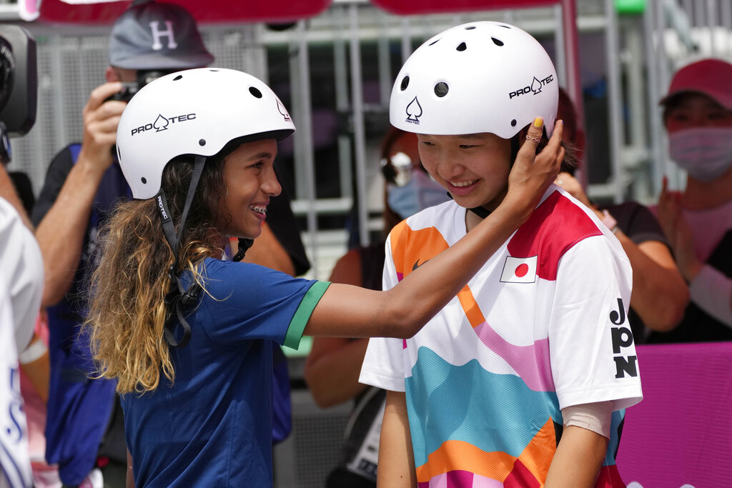 La brasileña Rayssa Leal, ganadora de la medalla de oro, felicita a la japonesa Momiji Nishiya tras su triunfo en la final del skateboarding femenino de los Juegos Olímpicos de Tokio 2020, el lunes 26 de julio de 2021. (AP Foto/Ben Curtis)