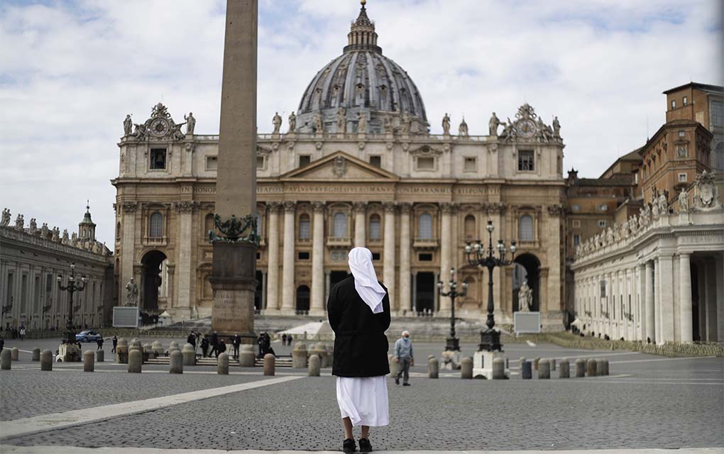 Una monja observa la catedrál de San Pedro en el Vaticano, donde está a punto de comenzar un juicio por el peor escándalo económico que vive la Santa Sede en la era moderna. Foto del 21 de mazo del 2021. (AP Photo/Gregorio Borgia, File)