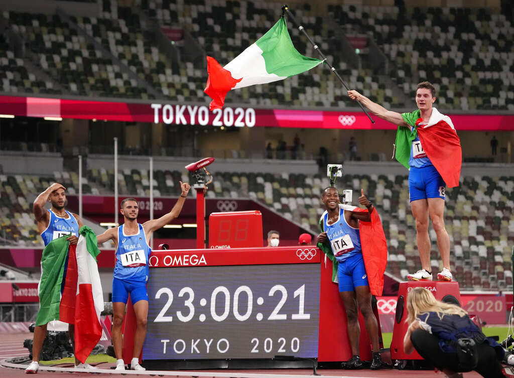 Los velocistas italianos (de izquierda a derecha) Filippo Tortu, Eseosa Desalu, Lorenzo Patta y Lamont Jacobs celebran su victoria en el relevo masculino 4x100 en los Juegos Olímpicos de Tokio, el 6 de agosto de 2021, en Tokio, Japón. (AP Foto/Charlie Riedel)