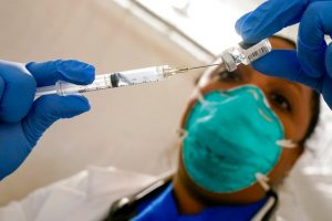 EU autoriza tercera dosis de vacuna a sistemas inmunes débiles