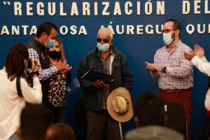 Entregan escrituras públicas a familias de Santa Rosa Jáuregui