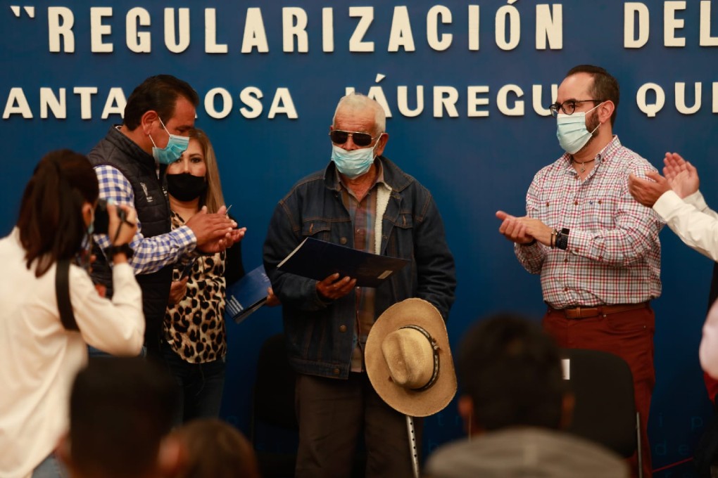 El municipio de Querétaro entregó 57 nuevas escrituras públicas en favor del mismo número de familias.