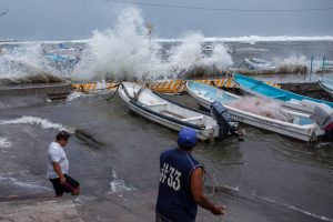 Grace toca tierra en Veracruz como huracán nivel 3
