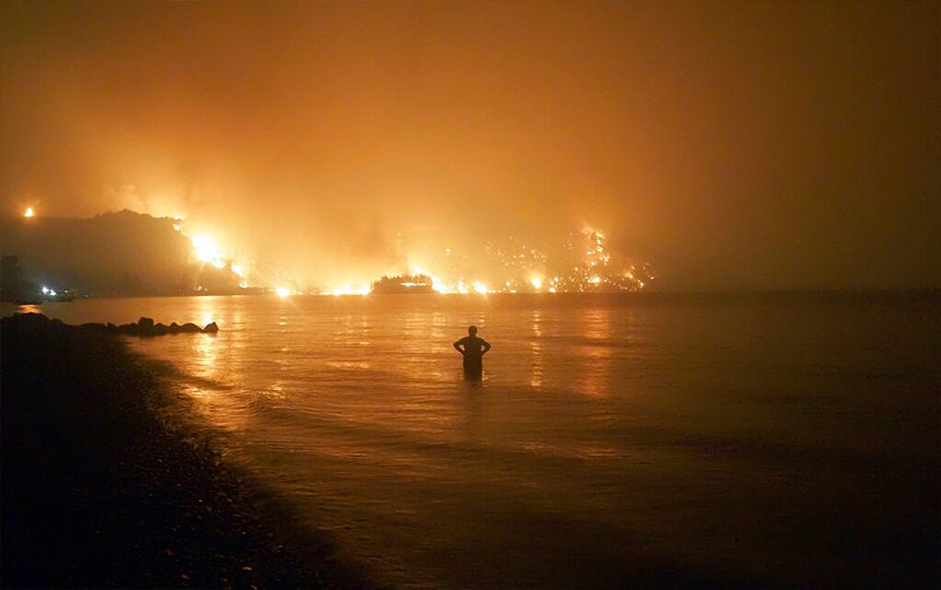 Incendios descontrolados en Grecia obligan a evacuar a miles