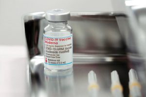 Japón suspende vacuna Moderna e investiga 2 muertes