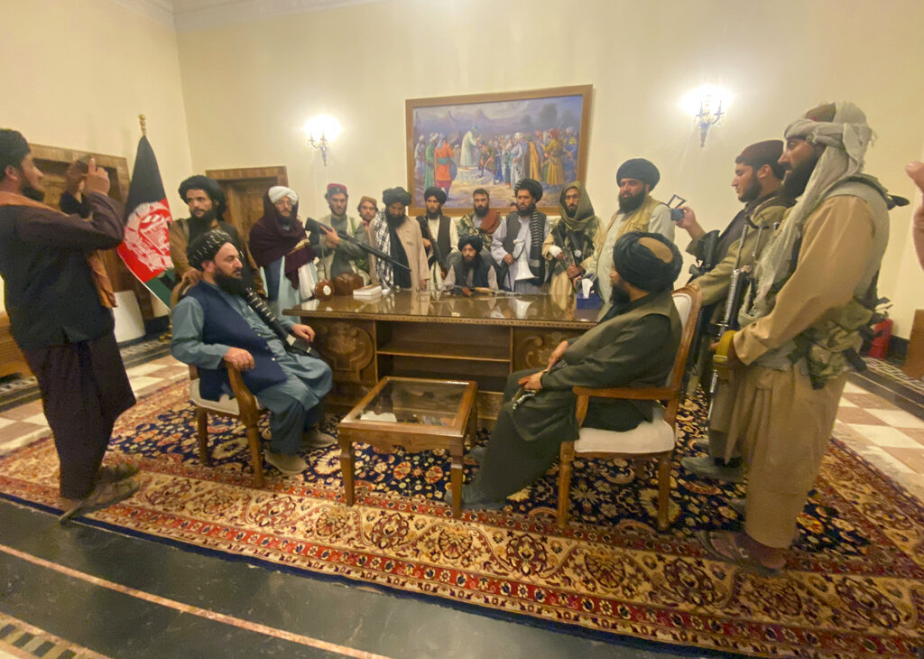 Milicianos del Talibán toman el control del palacio presidencial afgano el domingo 15 de agosto de 2015 después de que el presidente Ashraf Ghani huyó del país, en Kabul, Afganistán. (AP Foto/Zabi Karimi)