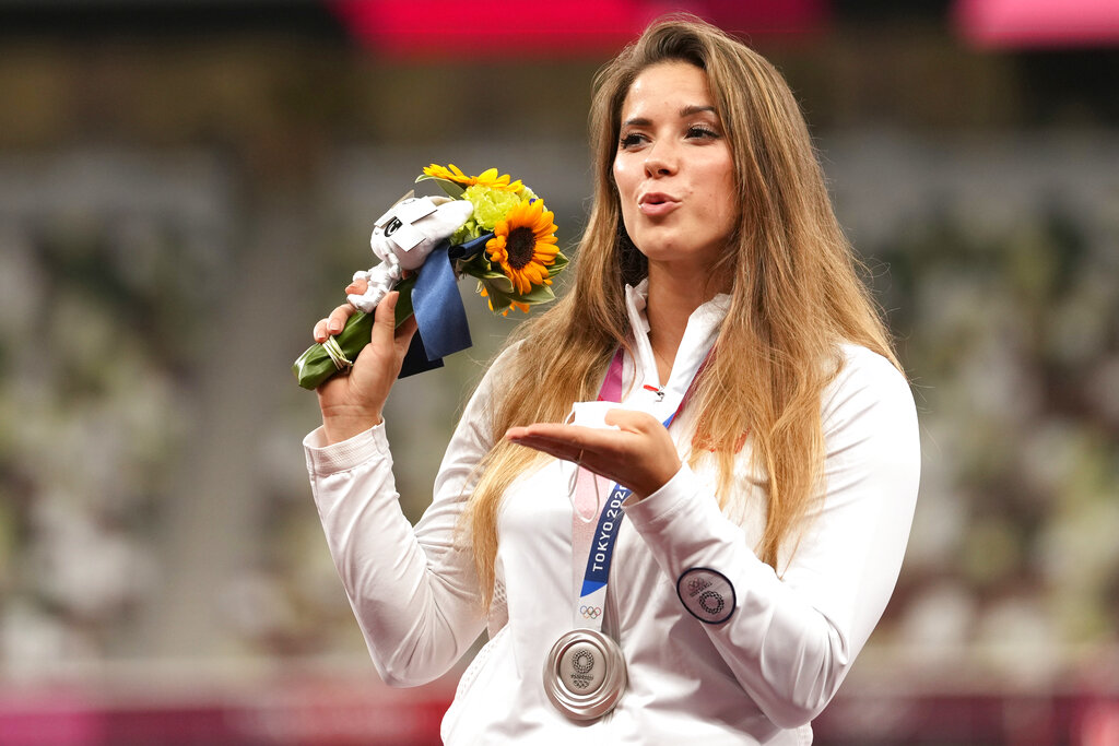 La polaca Maria Andrejczyk, ganadora de una medalla de plata en el lanzamiento de jabalina en los Juegos Olímpicos de Tokio 2020, durante la ceremonia de premiación, el sábado 7 de agosto de 2021. (AP Photo/Martin Meissner)