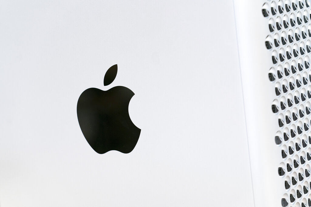 Esta fotografía del 21 de mayo de 2021 muestra el logotipo de Apple en una computadora en Nueva York. (AP Foto/Mark Lennihan)