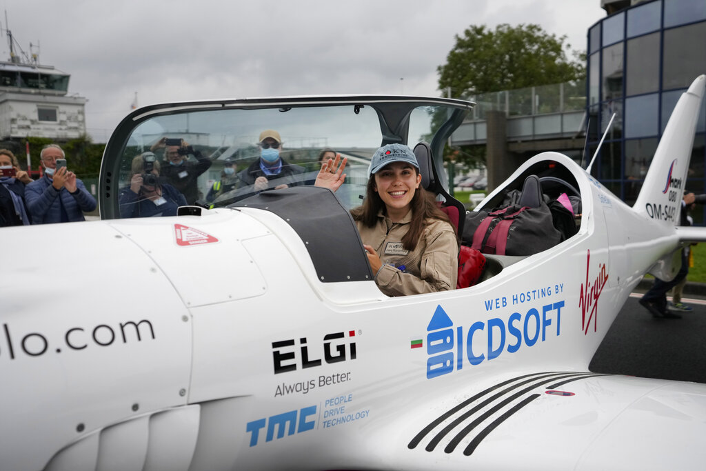 La adolescente belga-británica Zara Rutherford saluda desde su avión Shark Ultralight antes de despegar del aeródromo Kortrijk-Wevelgem en Wevelgem, Bélgica, miércoles 18 de agosto de 2021. Rutherford, de 19 años, busca el récord de la mujer más joven que da la vuelta al mundo en avión piloteando en solitario. (AP Foto/Virginia Mayo)