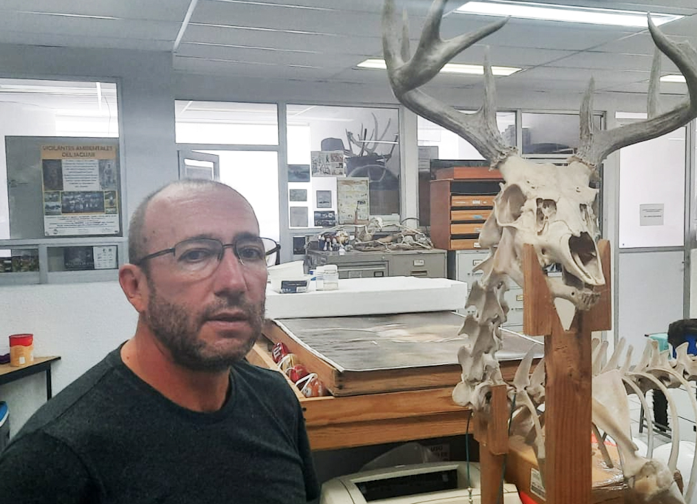El investigador Carlos López en su laboratorio de la Facultad de Ciencias Naturales de la UAQ. (Julián Istilart)