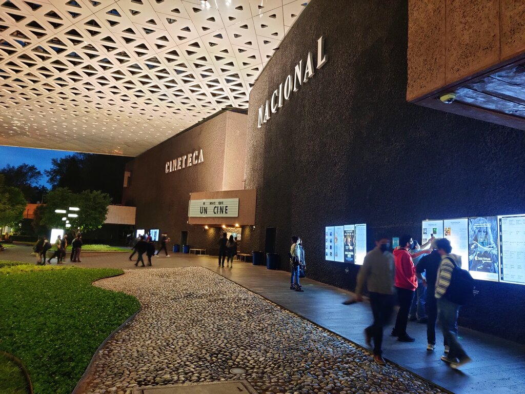 Visitantes en la Cineteca Nacional de México el 4 de agosto de 2021. La Cineteca ha expandido su programación con una sala virtual disponible via streaming. (Foto AP/Berenice Bautista)
