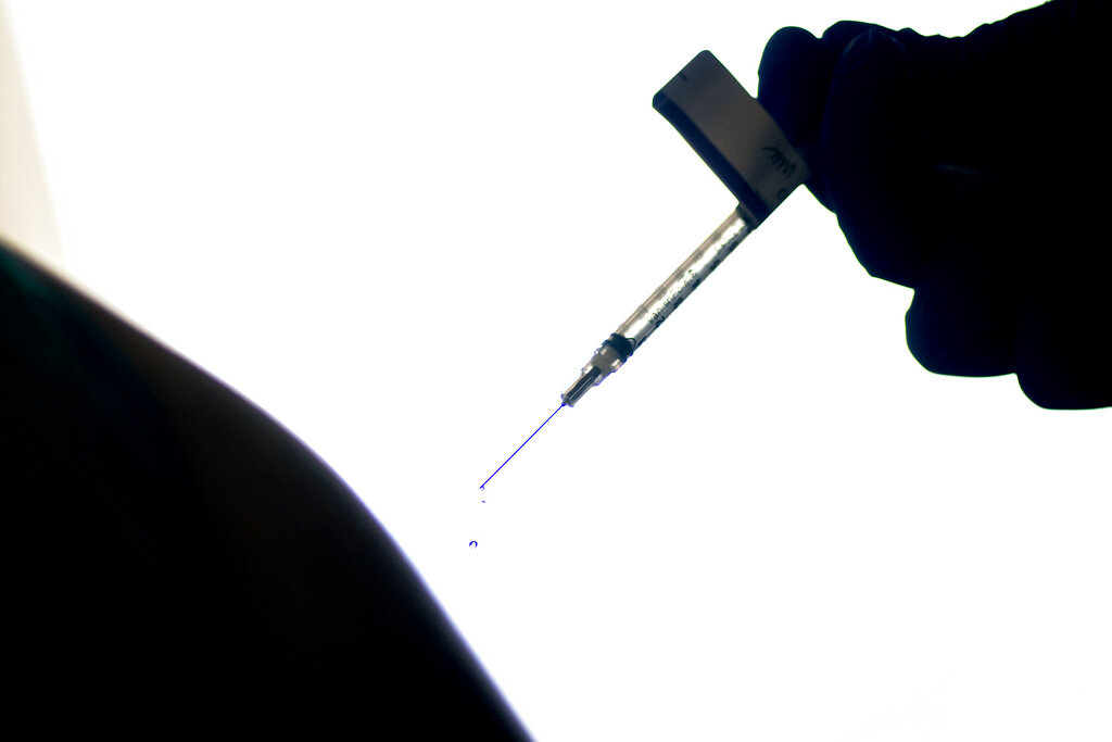 ARCHIVO - En esta fotografía de archivo del 15 de diciembre de 2020, una gota cae de una jeringa después de que un trabajador de salud fue inyectado con la vacuna de Pfizer contra el COVID-19 en un hospital de Providence, Rhode Island. (AP Foto/David Goldman, archivo)