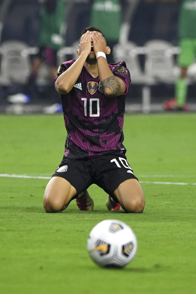El volante mexicano Orbelín Pineda tras desperdiciar una ocasión de gol ante México en la final de la Copa de Oro de la CONCACAF, el domingo 1 de agosto en Las Vegas. (AP Foto/David Becker)