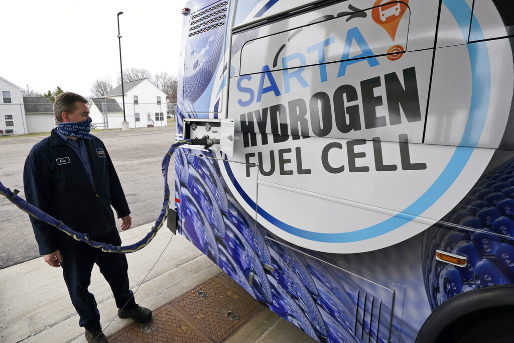 Kevin Baker rebabastece un autobús que funciona a base de tecnología de pilas de combustible de hidrógeno en Canton, Ohio, el 16 de marzo del 2021. (AP Photo/Tony Dejak)