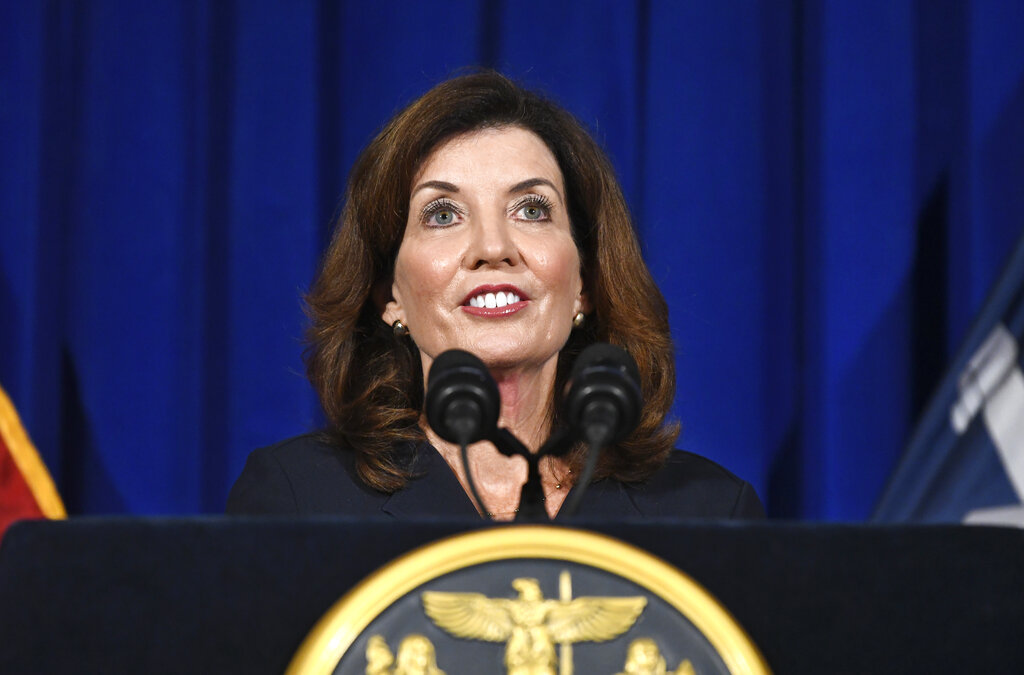 La vicegobernadora de Nueva York, Kathy Hochul será la sustituta de Andrew Cuomo, implicado en escándalo de acoso sexual. (AP)