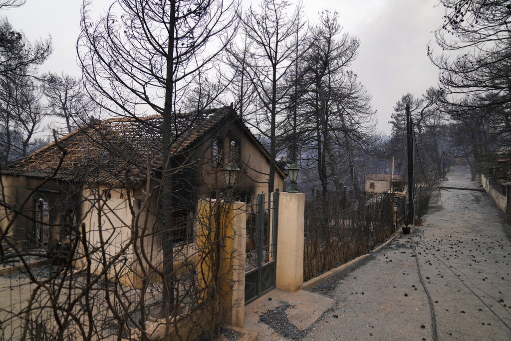 Una casa quemada después de un incendio forestal en la aldea de Drosopigi, a unos 28 kilómetros (27 millas) al norte de Atenas, el viernes 6 de agosto de 2021. (AP Foto/Thanassis Stavrakis)